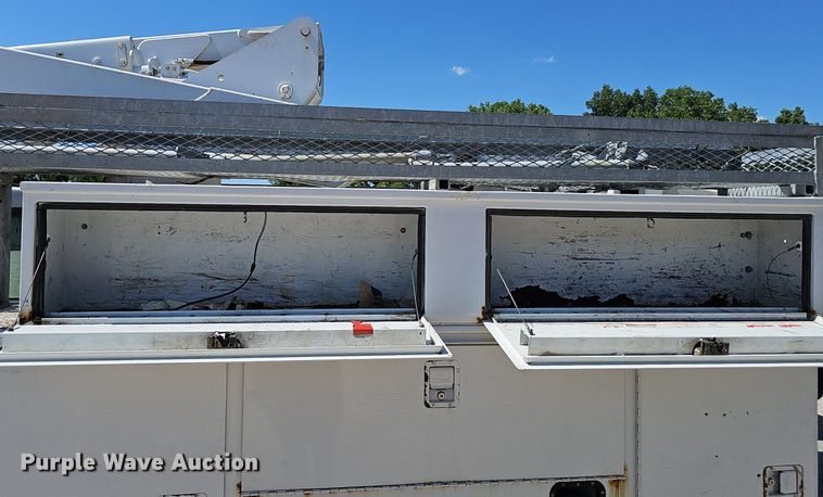 image for item DP6481 2004 Ford F550 Super Duty XL bucket truck