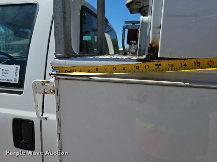 image for item DP6481 2004 Ford F550 Super Duty XL bucket truck