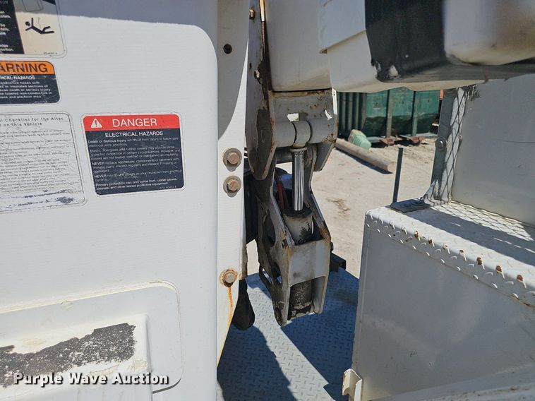 image for item DP6481 2004 Ford F550 Super Duty XL bucket truck