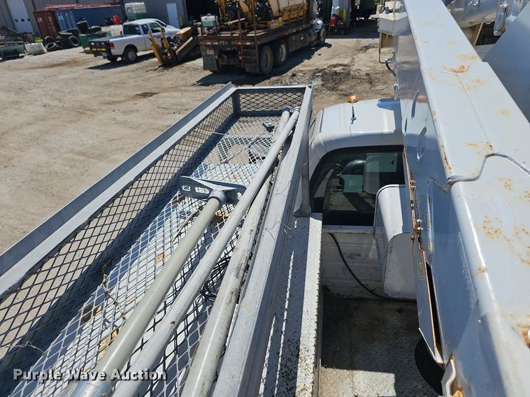 image for item DP6481 2004 Ford F550 Super Duty XL bucket truck