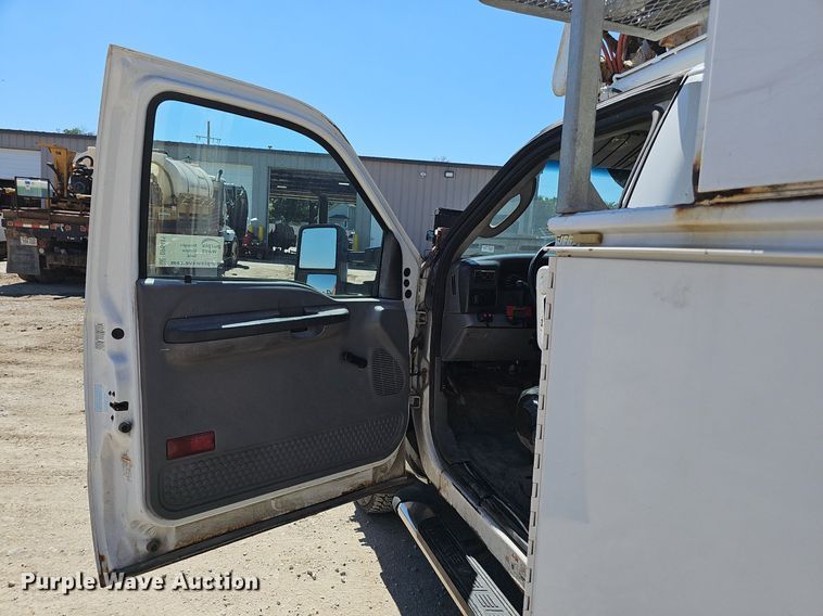 image for item DP6481 2004 Ford F550 Super Duty XL bucket truck