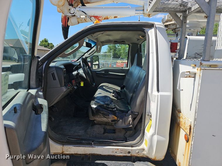 image for item DP6481 2004 Ford F550 Super Duty XL bucket truck