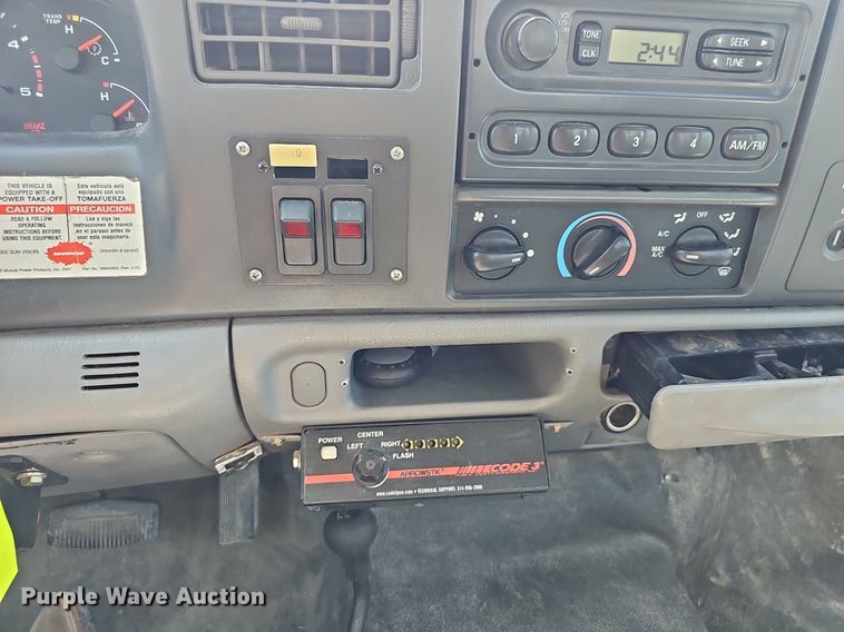 image for item DP6481 2004 Ford F550 Super Duty XL bucket truck