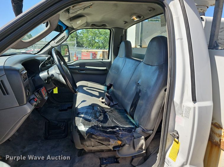 image for item DP6481 2004 Ford F550 Super Duty XL bucket truck