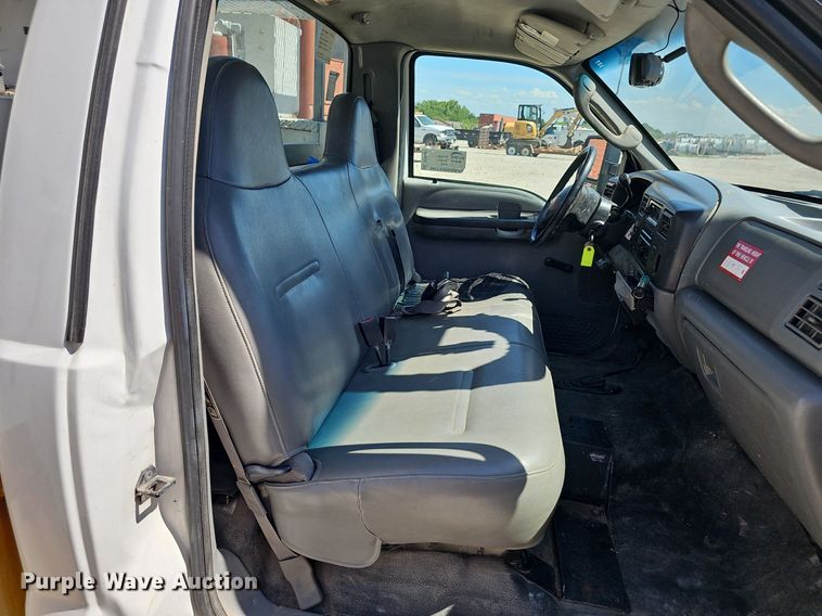 image for item DP6481 2004 Ford F550 Super Duty XL bucket truck