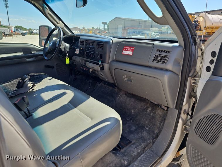 image for item DP6481 2004 Ford F550 Super Duty XL bucket truck
