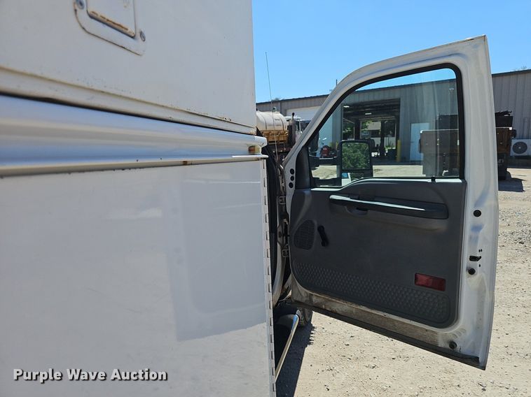 image for item DP6481 2004 Ford F550 Super Duty XL bucket truck