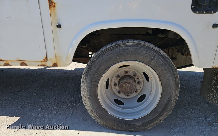 image for item DP6481 2004 Ford F550 Super Duty XL bucket truck