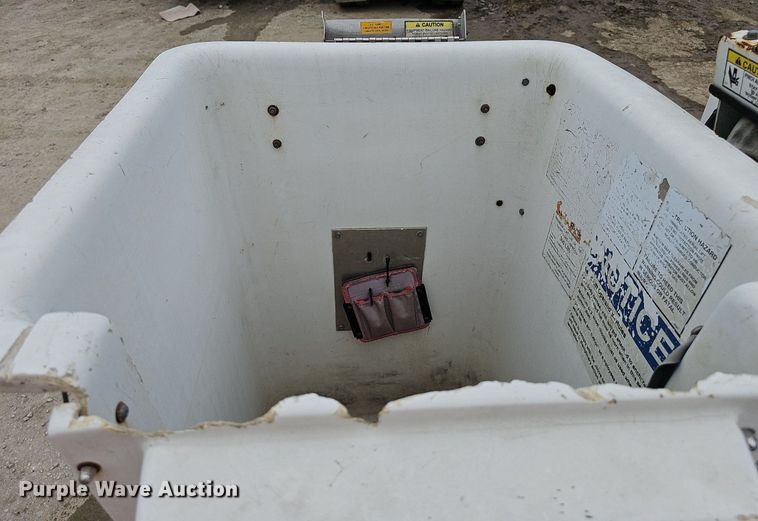 image for item DP6482 2005 Chevrolet C4500 bucket truck