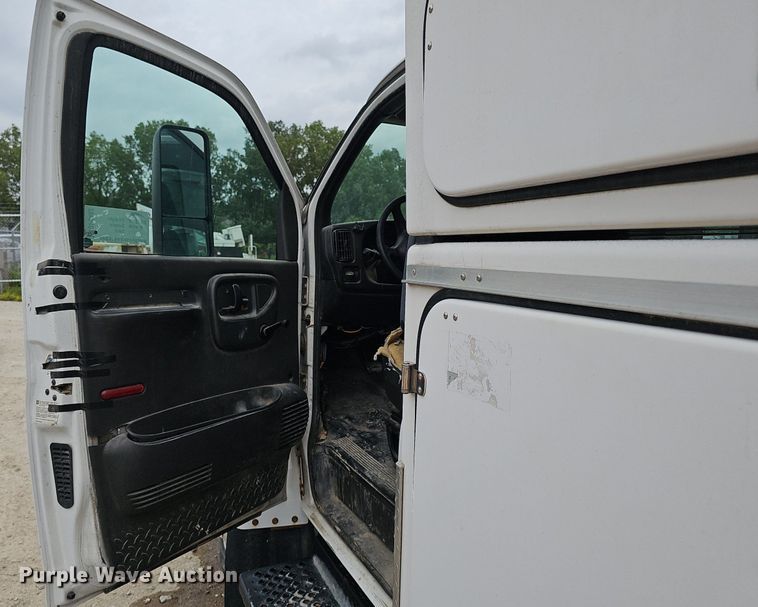image for item DP6482 2005 Chevrolet C4500 bucket truck