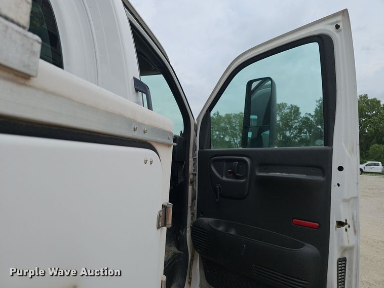 image for item DP6482 2005 Chevrolet C4500 bucket truck