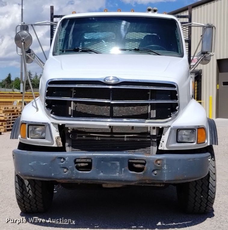 image for item DQ6129 2004 Sterling  L9500 flatbed truck