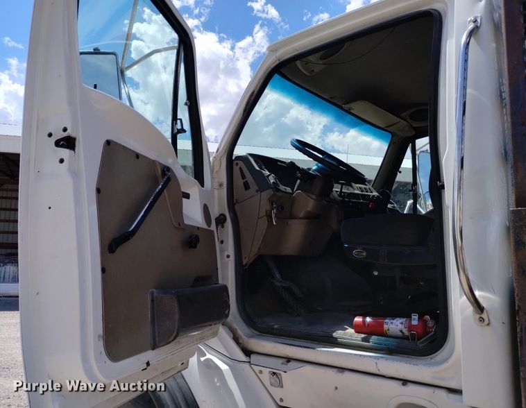 image for item DQ6129 2004 Sterling  L9500 flatbed truck