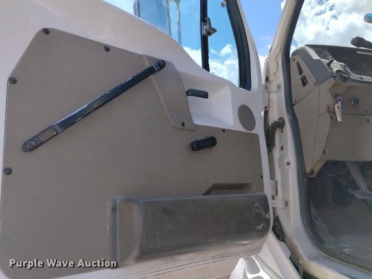 image for item DQ6129 2004 Sterling  L9500 flatbed truck