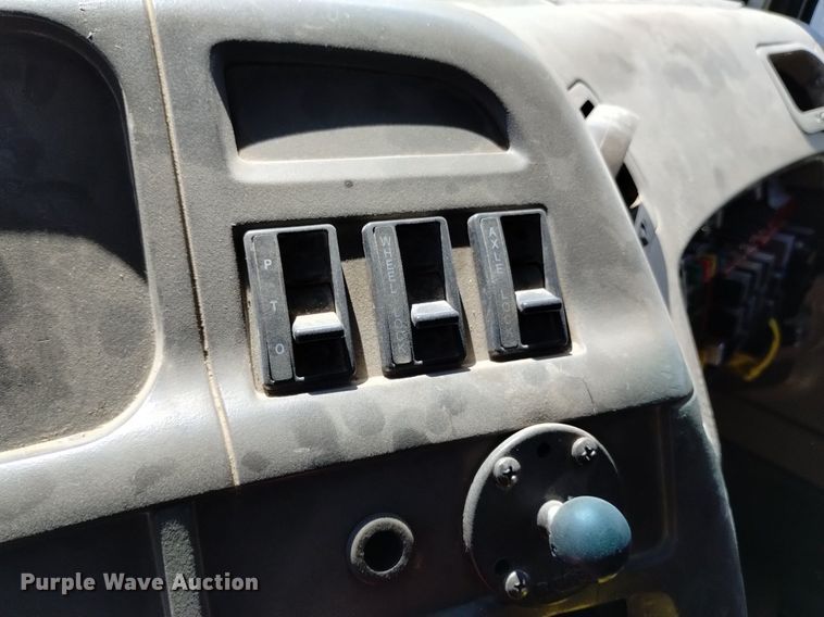 image for item DQ6129 2004 Sterling  L9500 flatbed truck