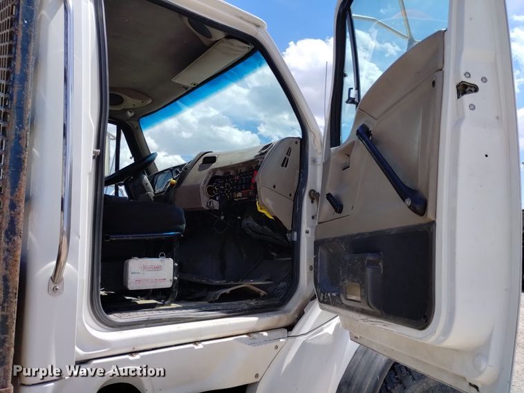 image for item DQ6129 2004 Sterling  L9500 flatbed truck