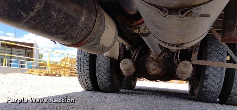 image for item DQ6129 2004 Sterling  L9500 flatbed truck