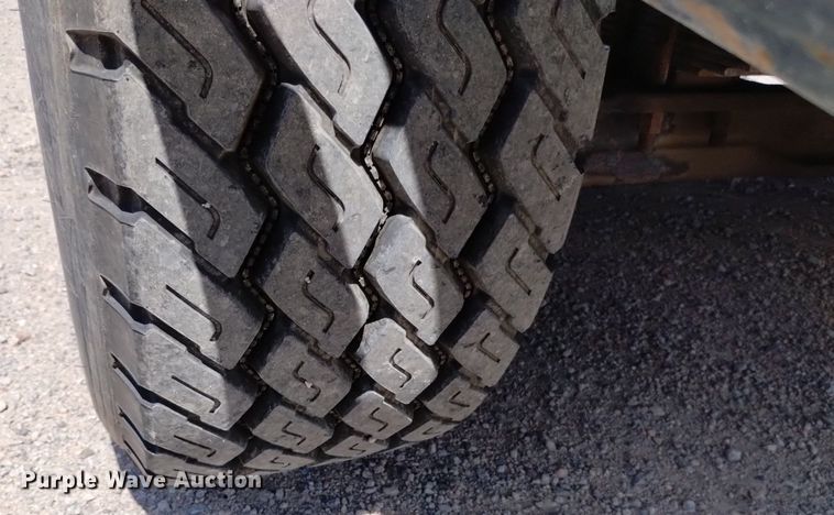 image for item DQ6129 2004 Sterling  L9500 flatbed truck