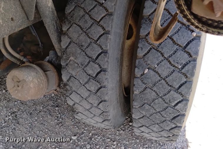 image for item DQ6129 2004 Sterling  L9500 flatbed truck