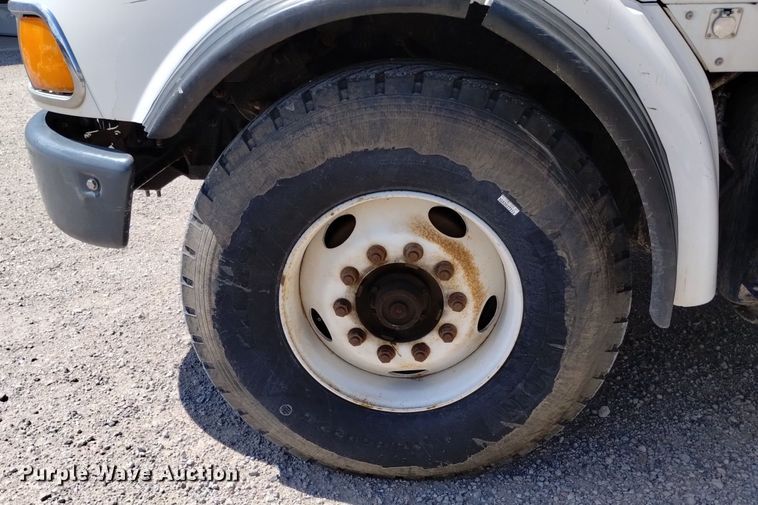 image for item DQ6129 2004 Sterling  L9500 flatbed truck