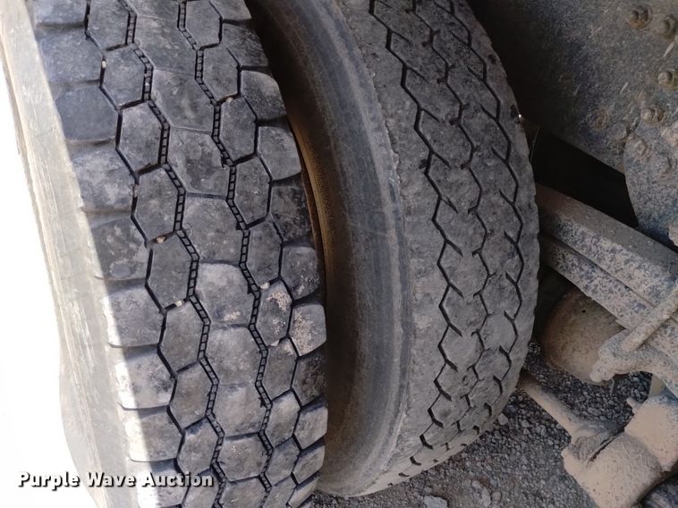 image for item DQ6129 2004 Sterling  L9500 flatbed truck