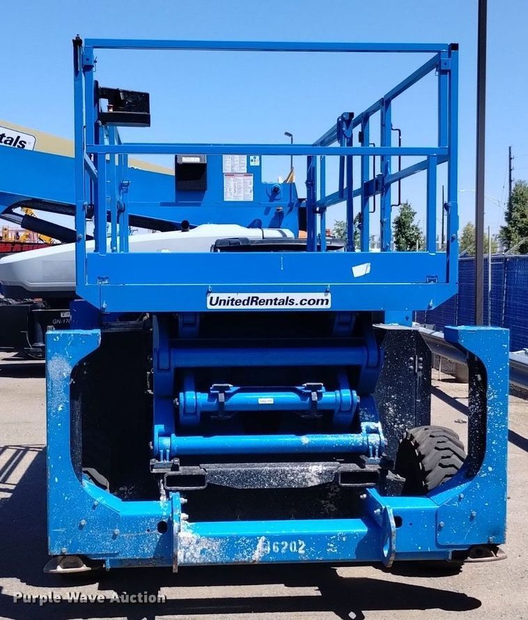 image for item DQ6141 2014 Genie GS3384 scissor lift