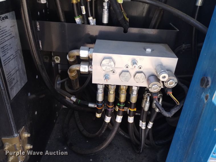 image for item DQ6141 2014 Genie GS3384 scissor lift