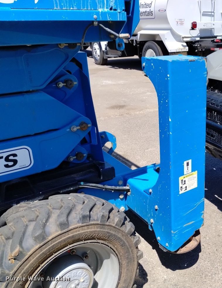 image for item DQ6141 2014 Genie GS3384 scissor lift