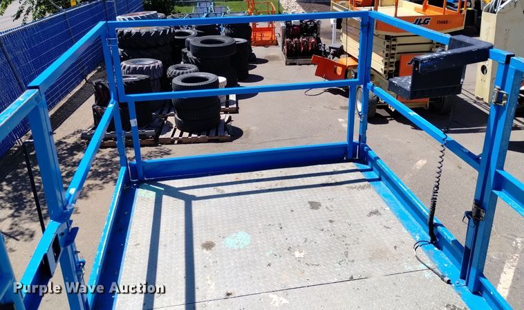 image for item DQ6141 2014 Genie GS3384 scissor lift