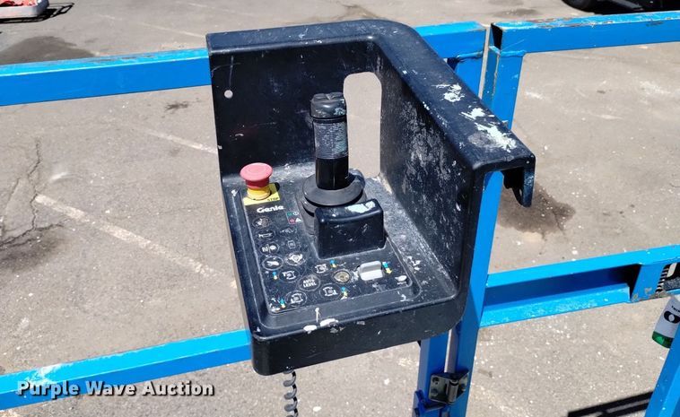 image for item DQ6141 2014 Genie GS3384 scissor lift