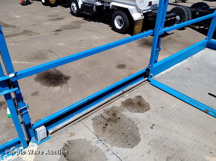 image for item DQ6141 2014 Genie GS3384 scissor lift
