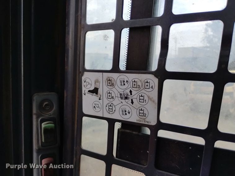 image for item DQ6143 2016 Kubota SSV75 skid steer loader