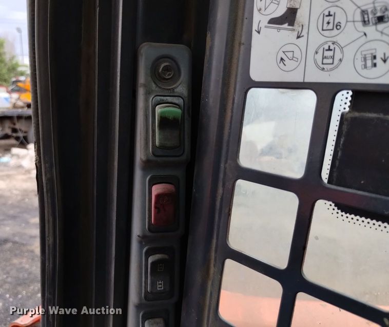 image for item DQ6143 2016 Kubota SSV75 skid steer loader