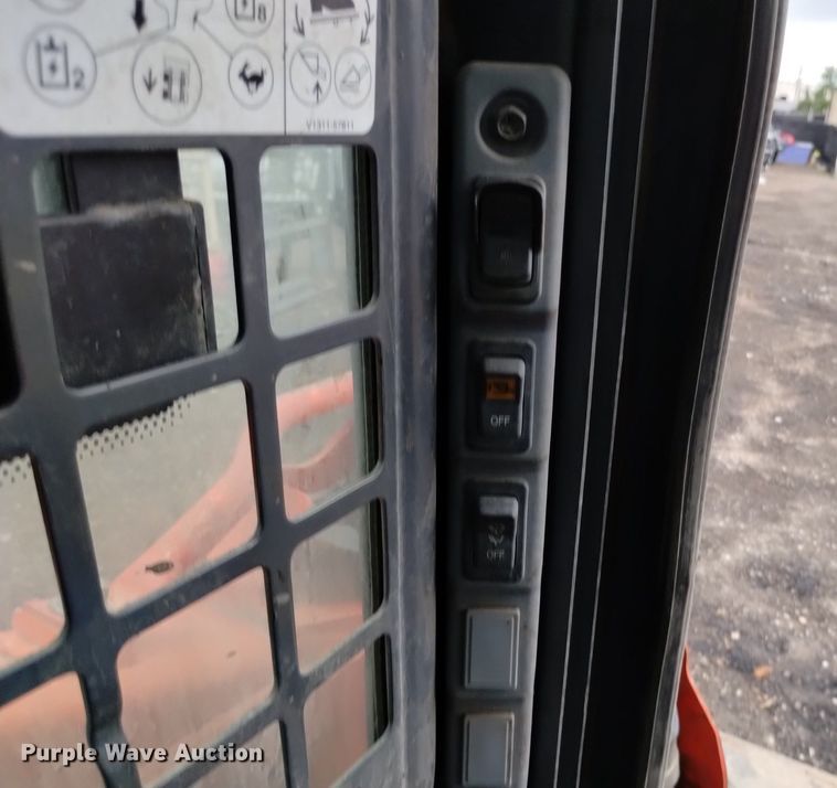 image for item DQ6143 2016 Kubota SSV75 skid steer loader