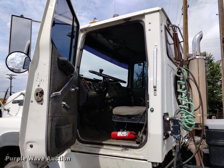 image for item DQ6144 1993 Ford L9000 AeroMax semi truck