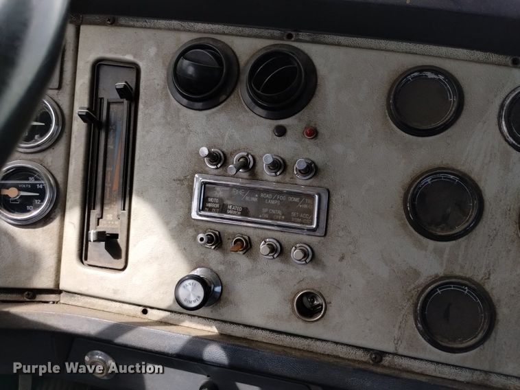 image for item DQ6144 1993 Ford L9000 AeroMax semi truck