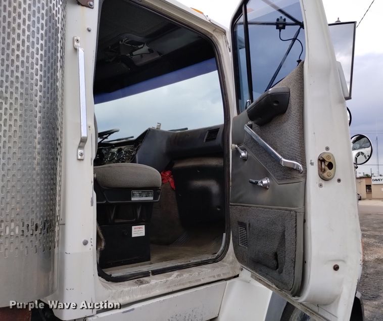image for item DQ6144 1993 Ford L9000 AeroMax semi truck