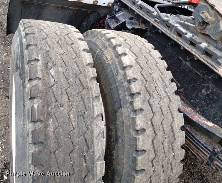 image for item DQ6144 1993 Ford L9000 AeroMax semi truck