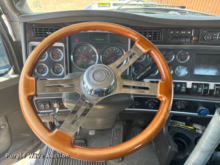 image for item DQ6766 2013 Kenworth  W900 semi truck