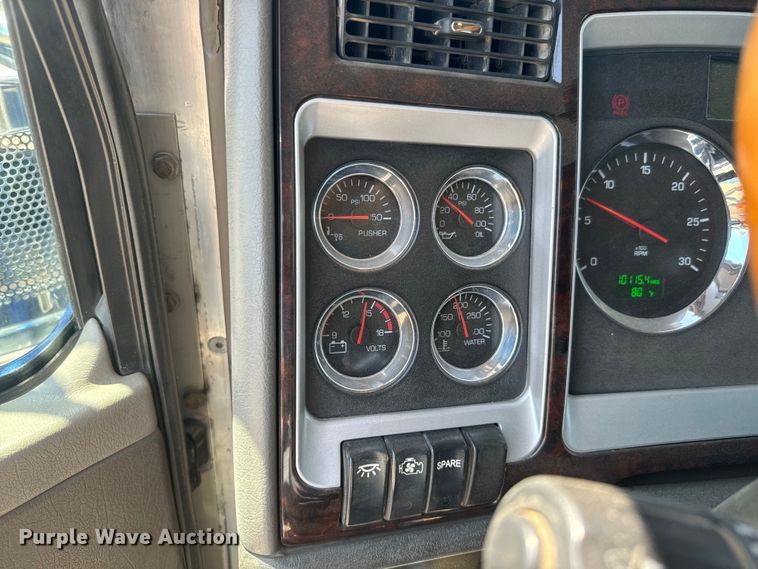 image for item DQ6766 2013 Kenworth  W900 semi truck