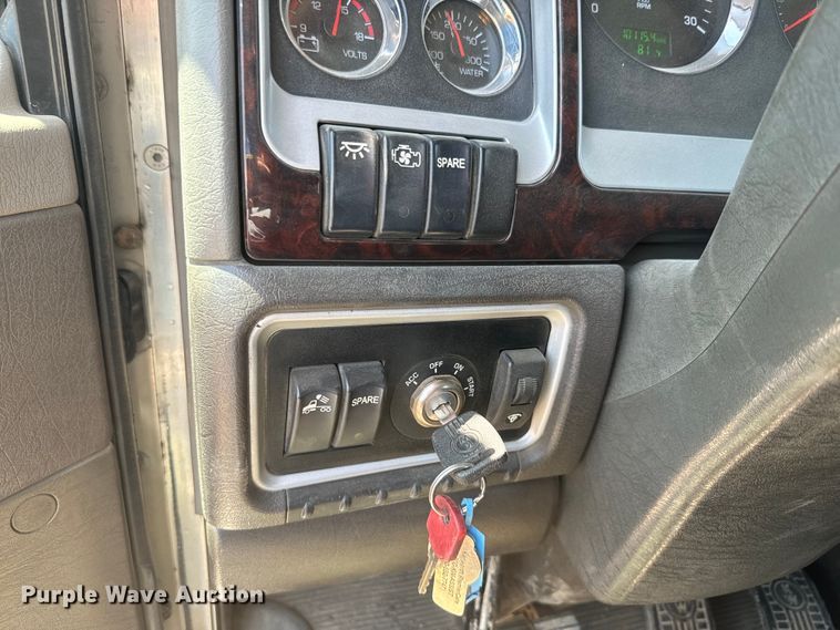 image for item DQ6766 2013 Kenworth  W900 semi truck