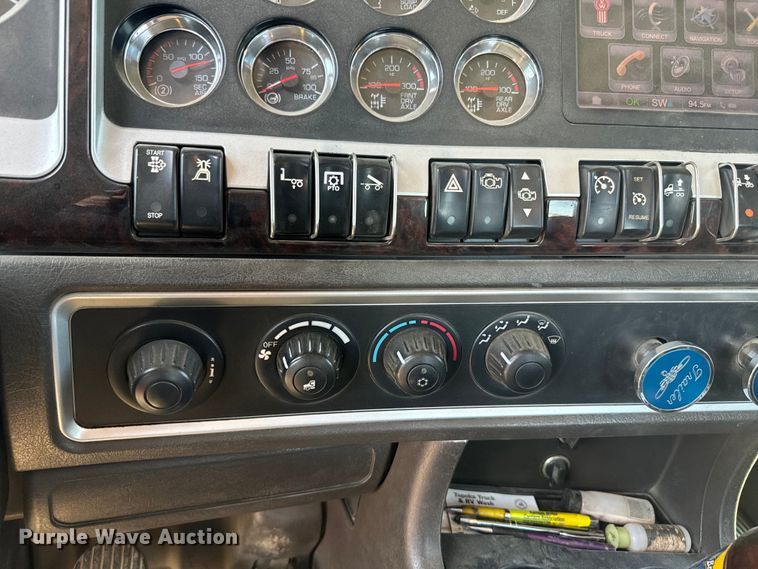 image for item DQ6766 2013 Kenworth  W900 semi truck