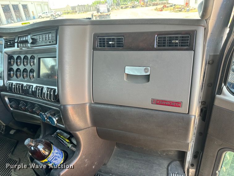 image for item DQ6766 2013 Kenworth  W900 semi truck