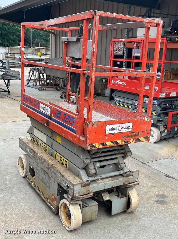 image for item DQ6803 1998 Skyjack SJIII3219 scissor lift