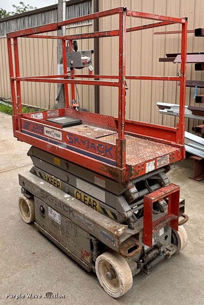 image for item DQ6803 1998 Skyjack SJIII3219 scissor lift