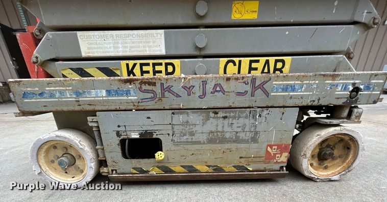 image for item DQ6803 1998 Skyjack SJIII3219 scissor lift