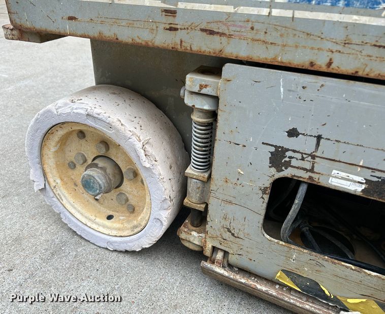 image for item DQ6803 1998 Skyjack SJIII3219 scissor lift