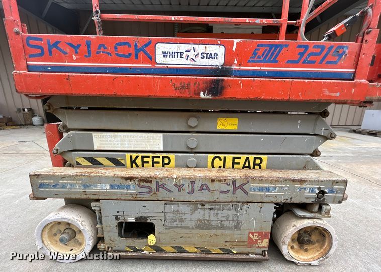image for item DQ6803 1998 Skyjack SJIII3219 scissor lift
