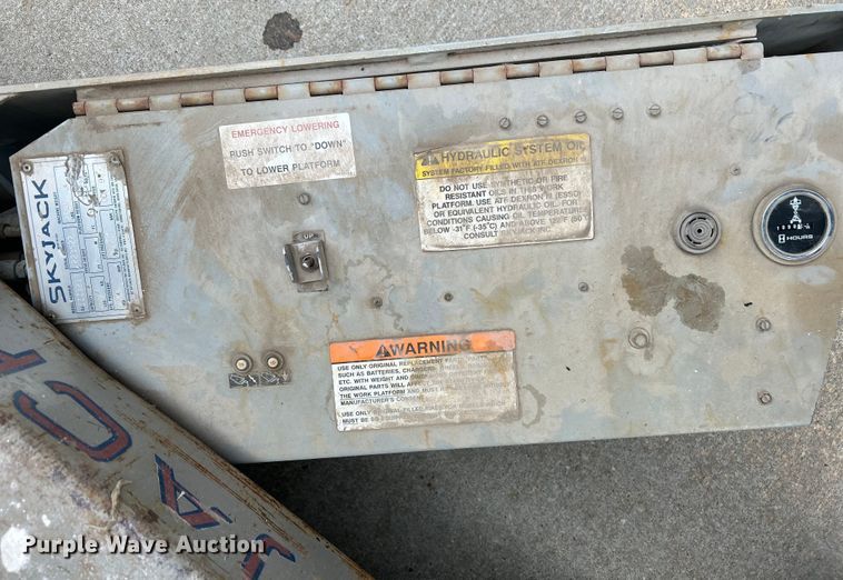 image for item DQ6803 1998 Skyjack SJIII3219 scissor lift