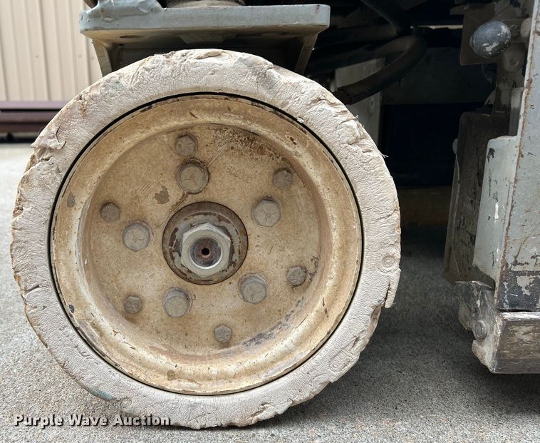 image for item DQ6803 1998 Skyjack SJIII3219 scissor lift